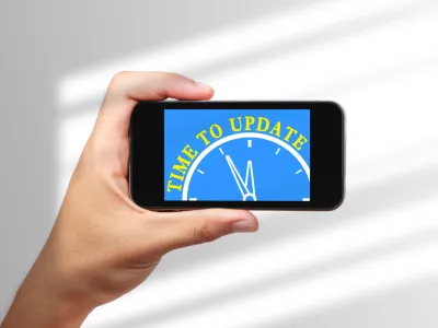 گوشی با نوشته Time to Update؛ آپدیت اپ‌های آیفون