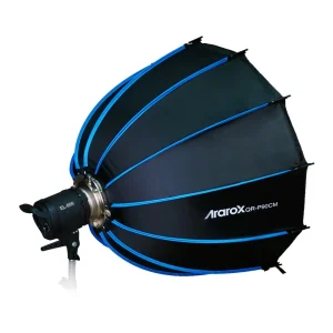 نمای جانبی اکتاباکس پارابولیک آراروکس Ararox QR-P90 Parabolic Softbox (90cm) متصل به هد فلاش استودیویی با طراحی عمیق و میله های تقویت شده برای نورپردازی نرم و یکنواخت